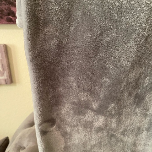 Better Homes And Gardens Soft Gray throw blanket pre-owned - Picture 5 of 15